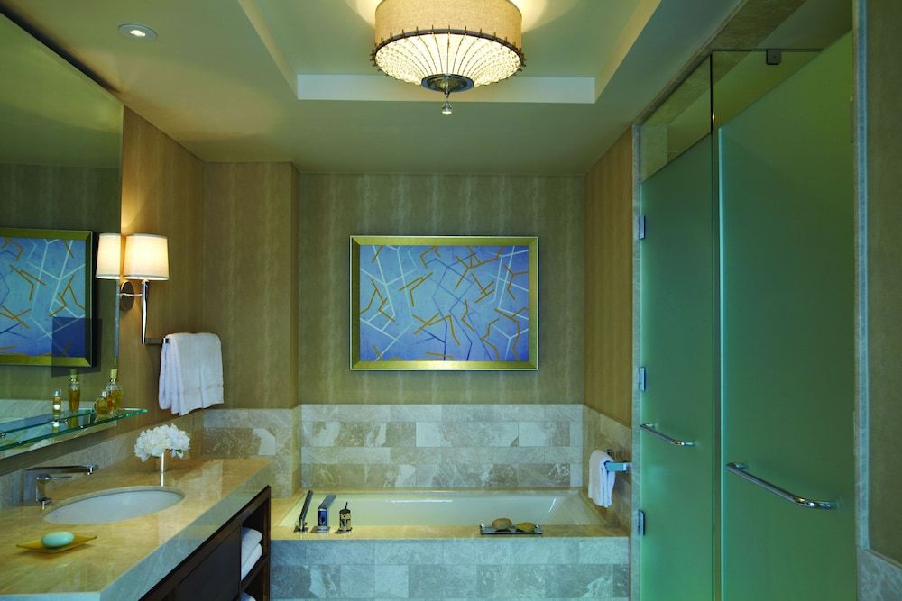 Four Seasons Hotel Baltimore Room, 1 King Bed, Harbor View 4