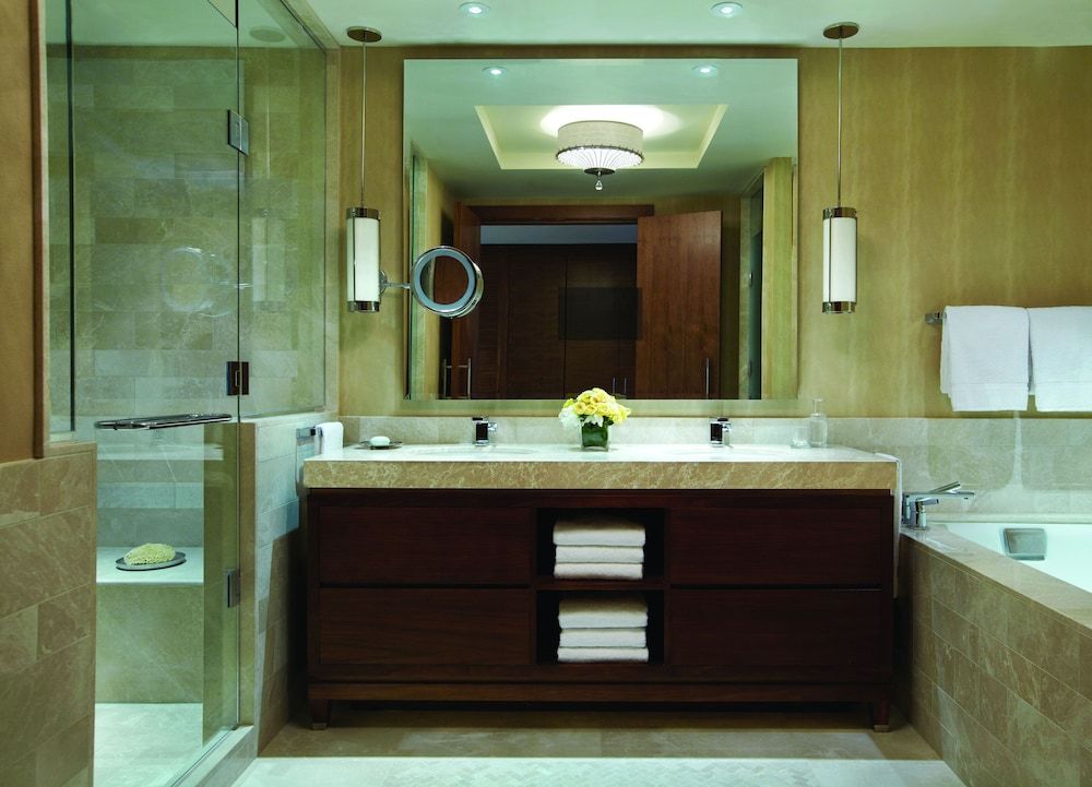 Four Seasons Hotel Baltimore Suite, 1 King Bed (Harbor) 4