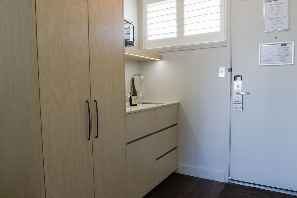 Suncourt Hotel & Conference Centre Premium Deluxe Lakeview Studio 10