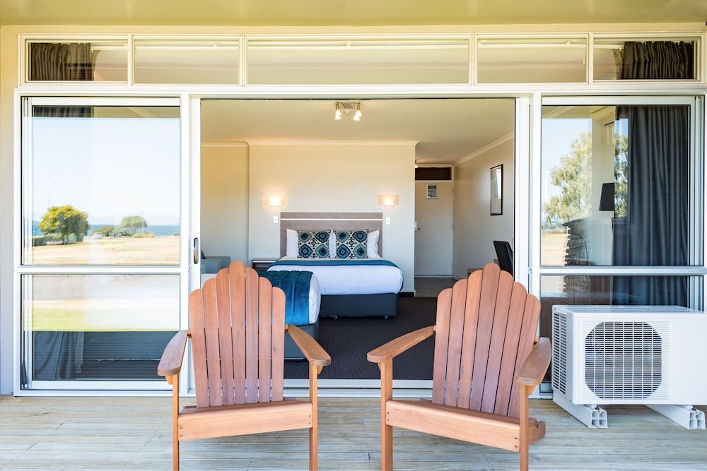 Suncourt Hotel & Conference Centre Premium Deluxe Lakeview Studio 6