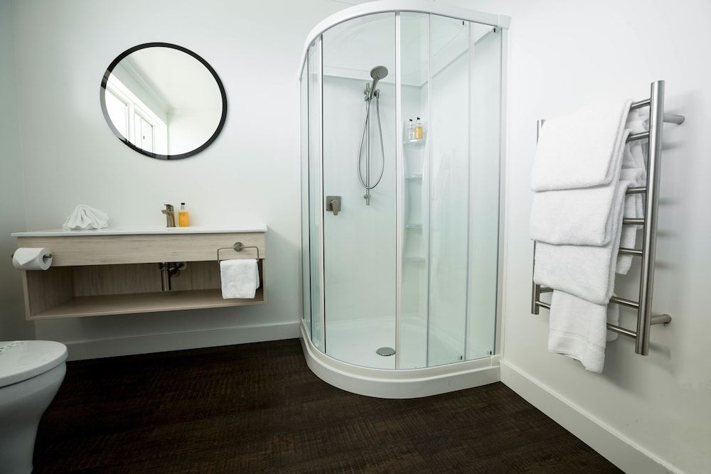 Suncourt Hotel & Conference Centre Premium Deluxe Lakeview Studio 8