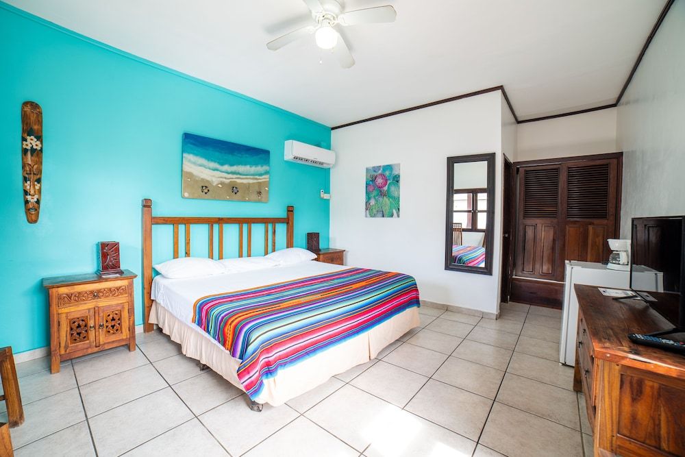 Splash Inn Dive Resort & Villas Ocean View Superior Room, 1 King Bed 3