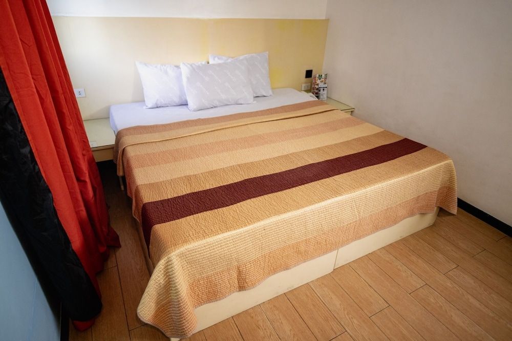 Eurotel North Edsa Standard Room, 1 Queen Bed 3