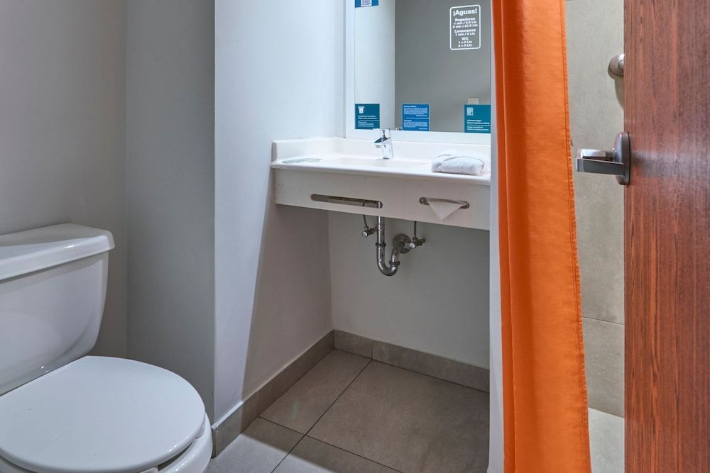 City Express Junior by Marriott Mexicali Room, 2 Twin Beds, Non Smoking 4