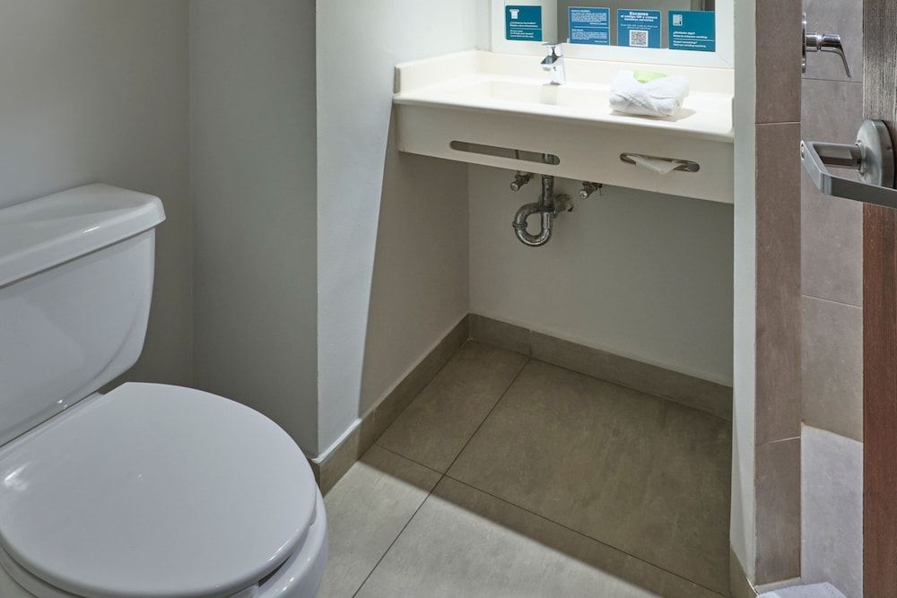 City Express Junior by Marriott Mexicali Room, 1 Queen Bed, Non Smoking 8