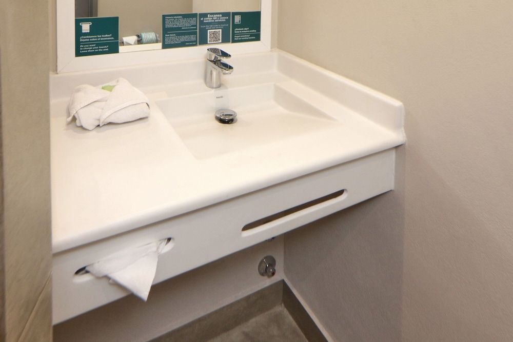 City Express Junior by Marriott Tijuana Otay Room, 2 Twin Beds 11