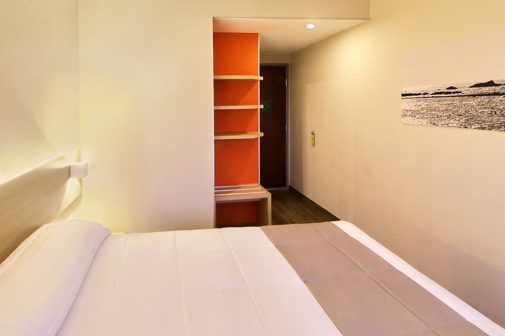 City Express Junior by Marriott Tijuana Otay Room, 1 Queen Bed 2