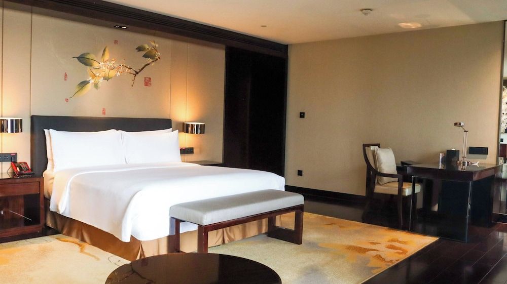 Premium Room, 1 King Bed, Club Lounge Access