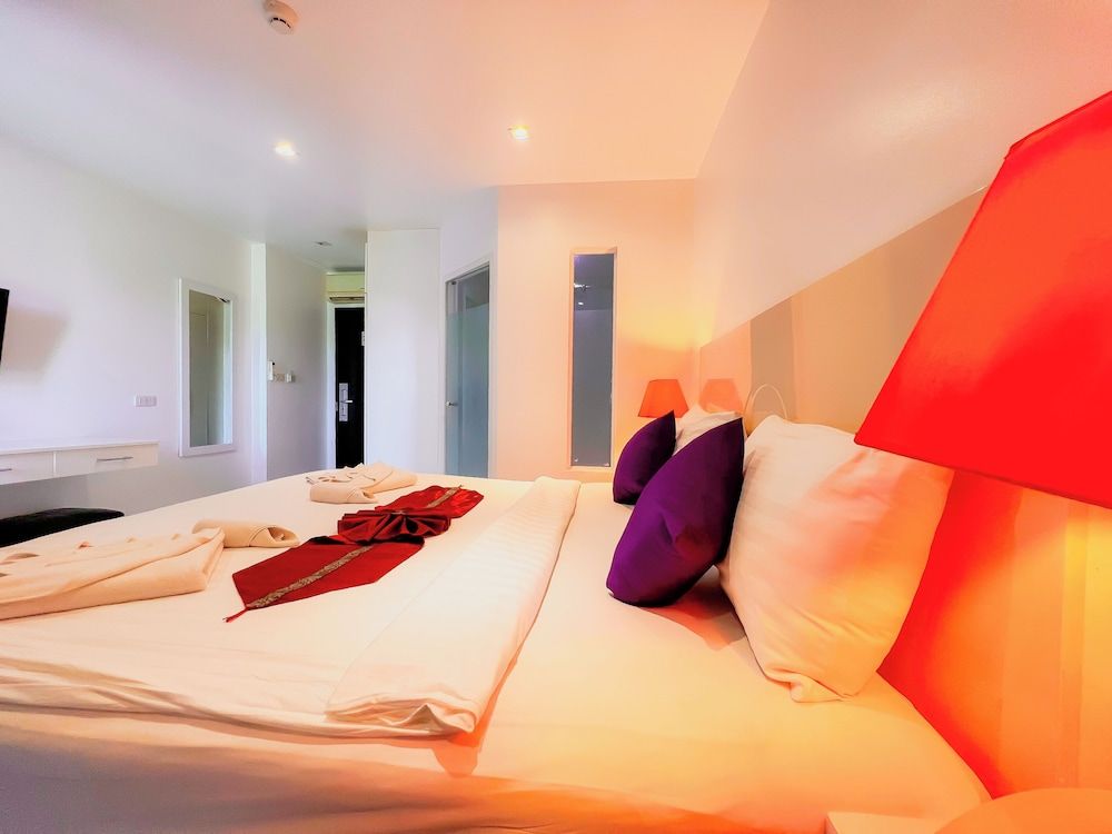 Grand Sunset Hotel Phuket Standard Room 4