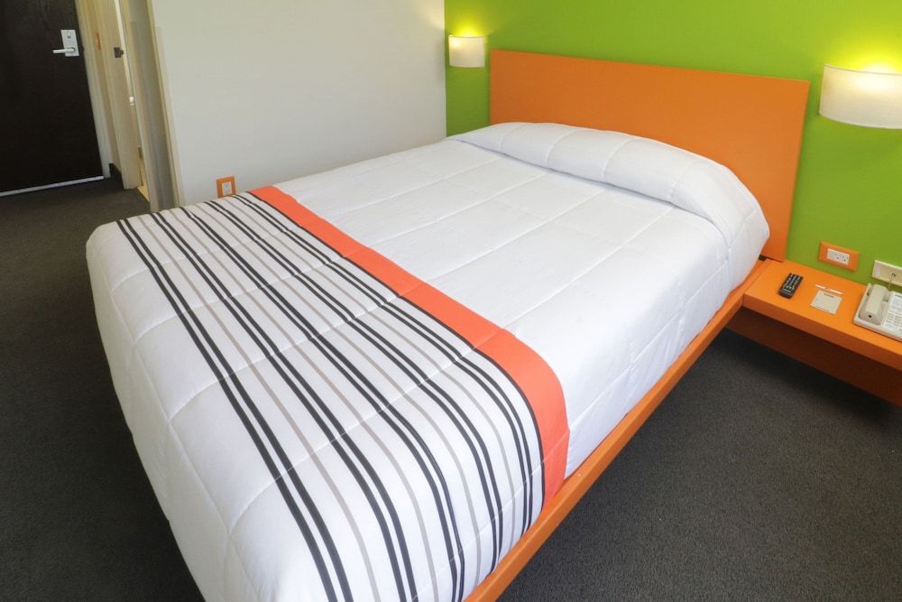 City Express Junior by Marriott Toluca Aeropuerto Room, 1 Queen Bed 3