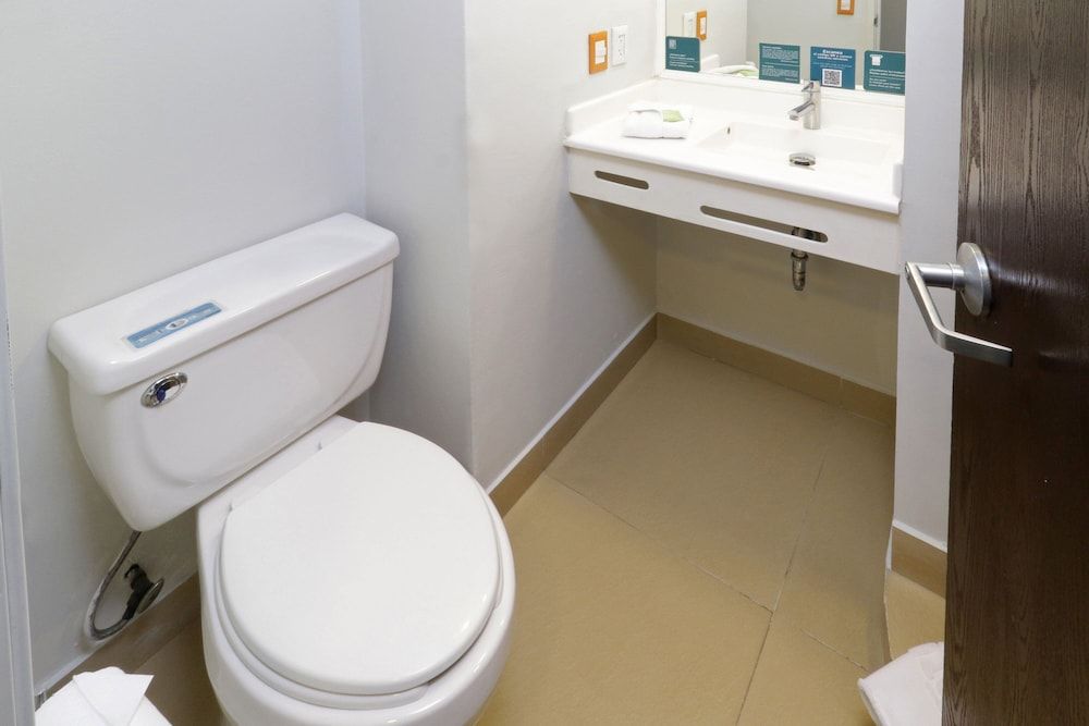 City Express Junior by Marriott Toluca Aeropuerto Family Room, 3 Twin Beds 5