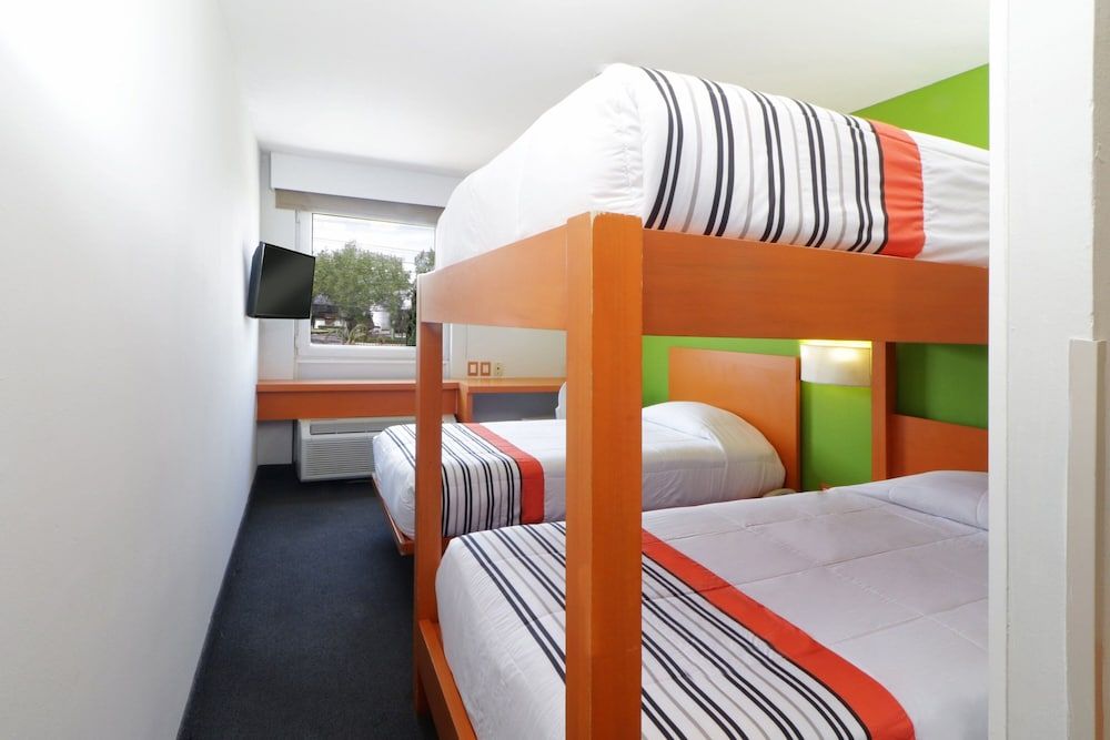 City Express Junior by Marriott Toluca Aeropuerto Family Room, 3 Twin Beds 2