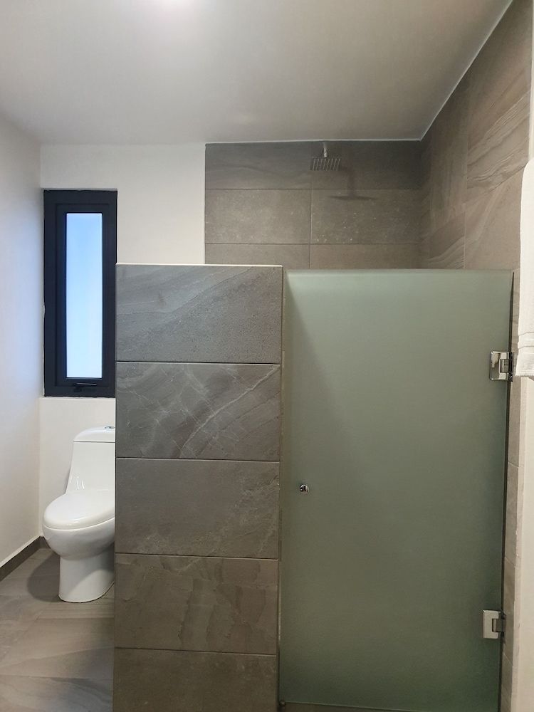 Estanza Hotel & Suites Standard Room, 1 King Bed, City View 6