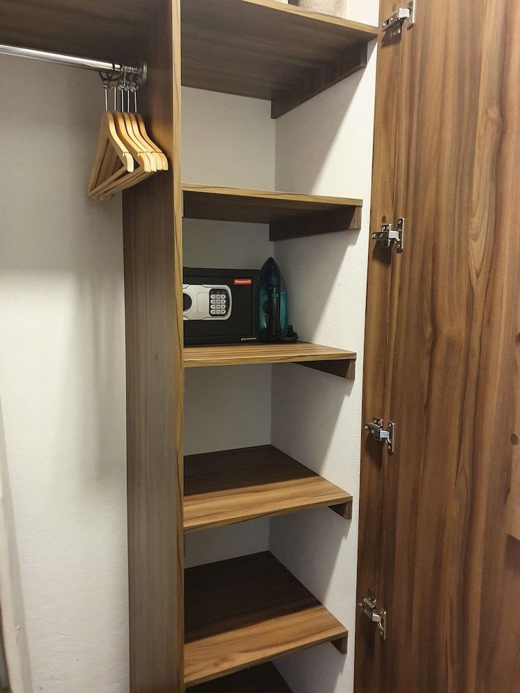 Estanza Hotel & Suites Standard Room, 1 King Bed, City View 7