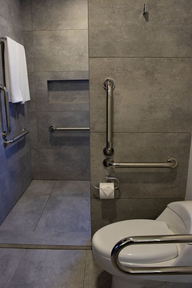 Estanza Hotel & Suites Junior Studio Suite, City View 2