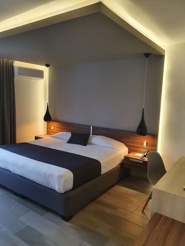 Estanza Hotel & Suites Standard Room, 1 King Bed, City View