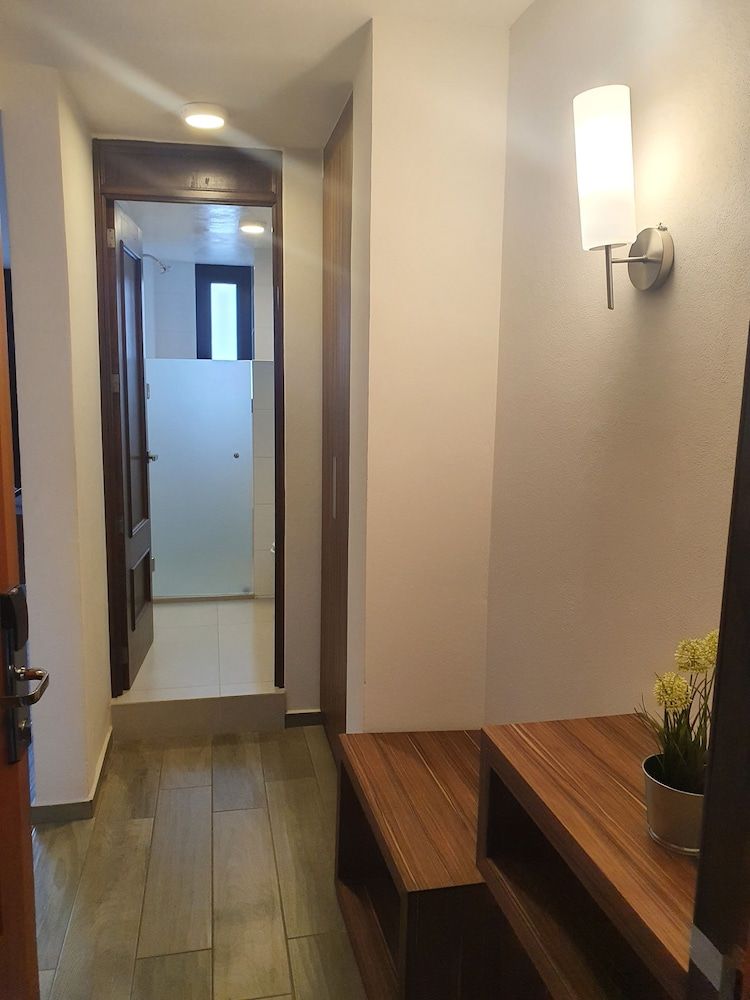 Estanza Hotel & Suites Standard Room, 1 King Bed, City View 4