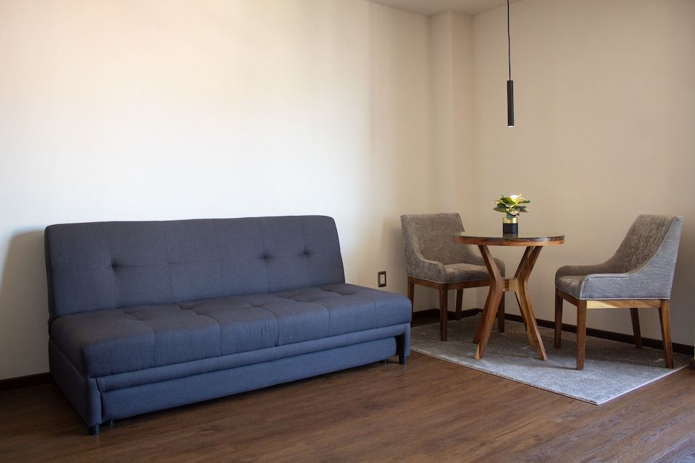 Estanza Hotel & Suites Junior Studio Suite, City View 4