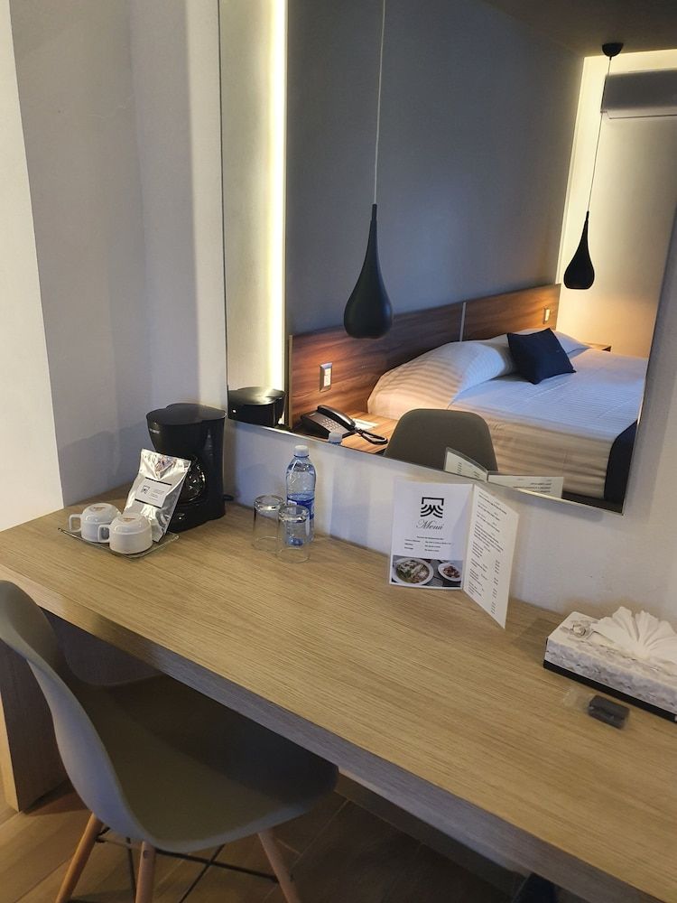 Estanza Hotel & Suites Standard Room, 1 King Bed, City View 9