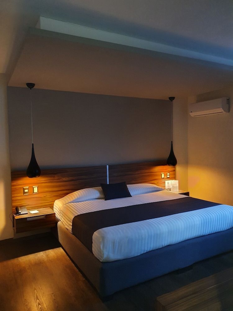 Estanza Hotel & Suites Standard Room, 1 King Bed, City View 2