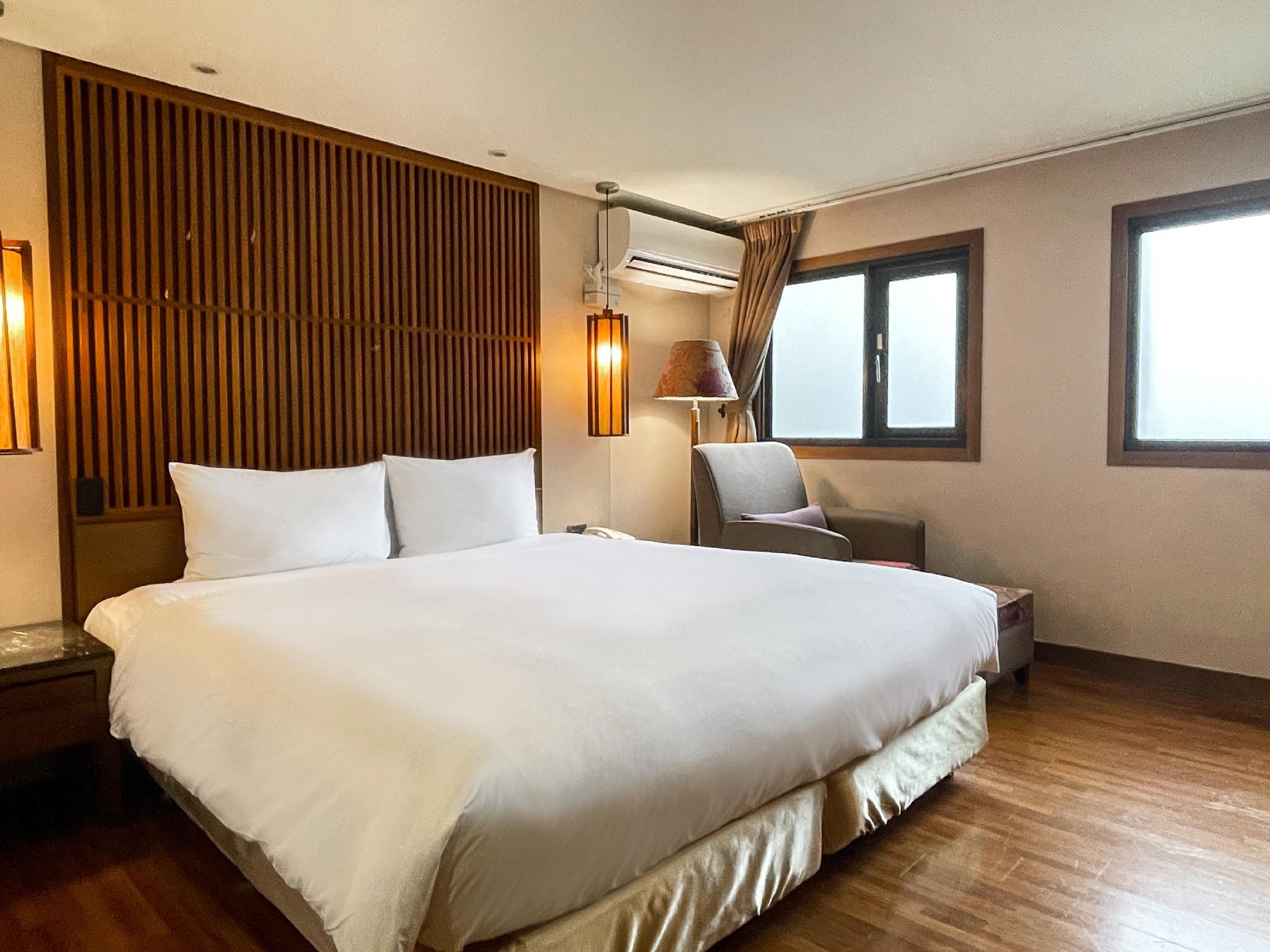 Classic Room with 2 Connected Single Beds