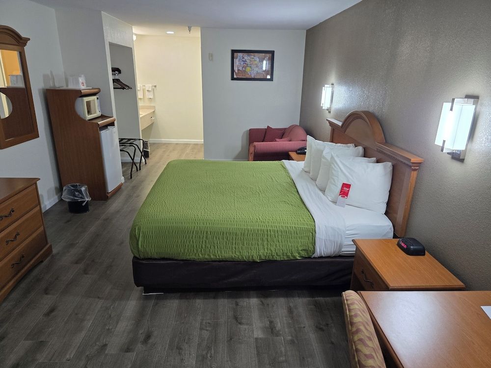 Econo Lodge Villa Rica Room, 1 King Bed, Non Smoking 3