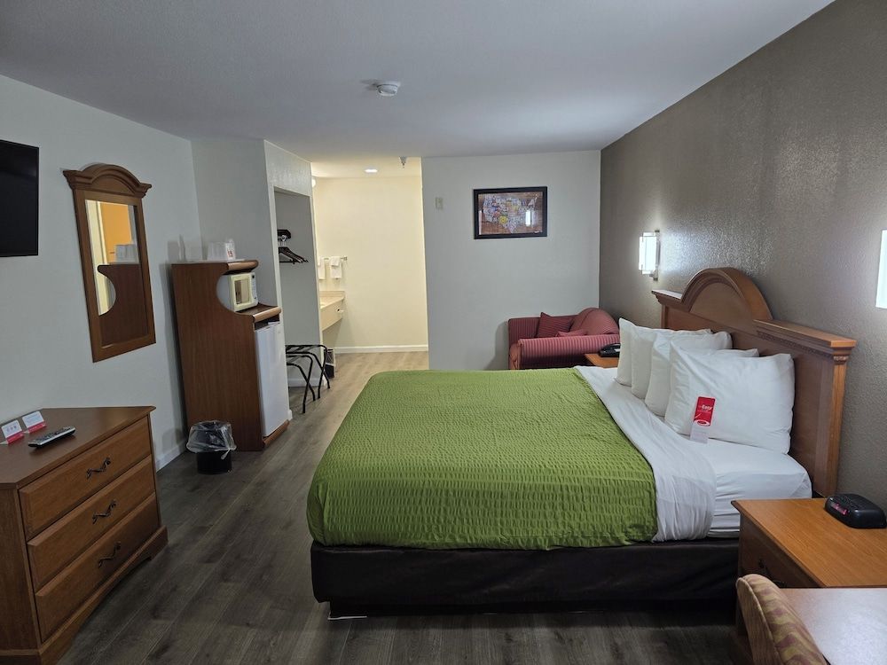 Econo Lodge Villa Rica Room, 1 King Bed, Non Smoking 2