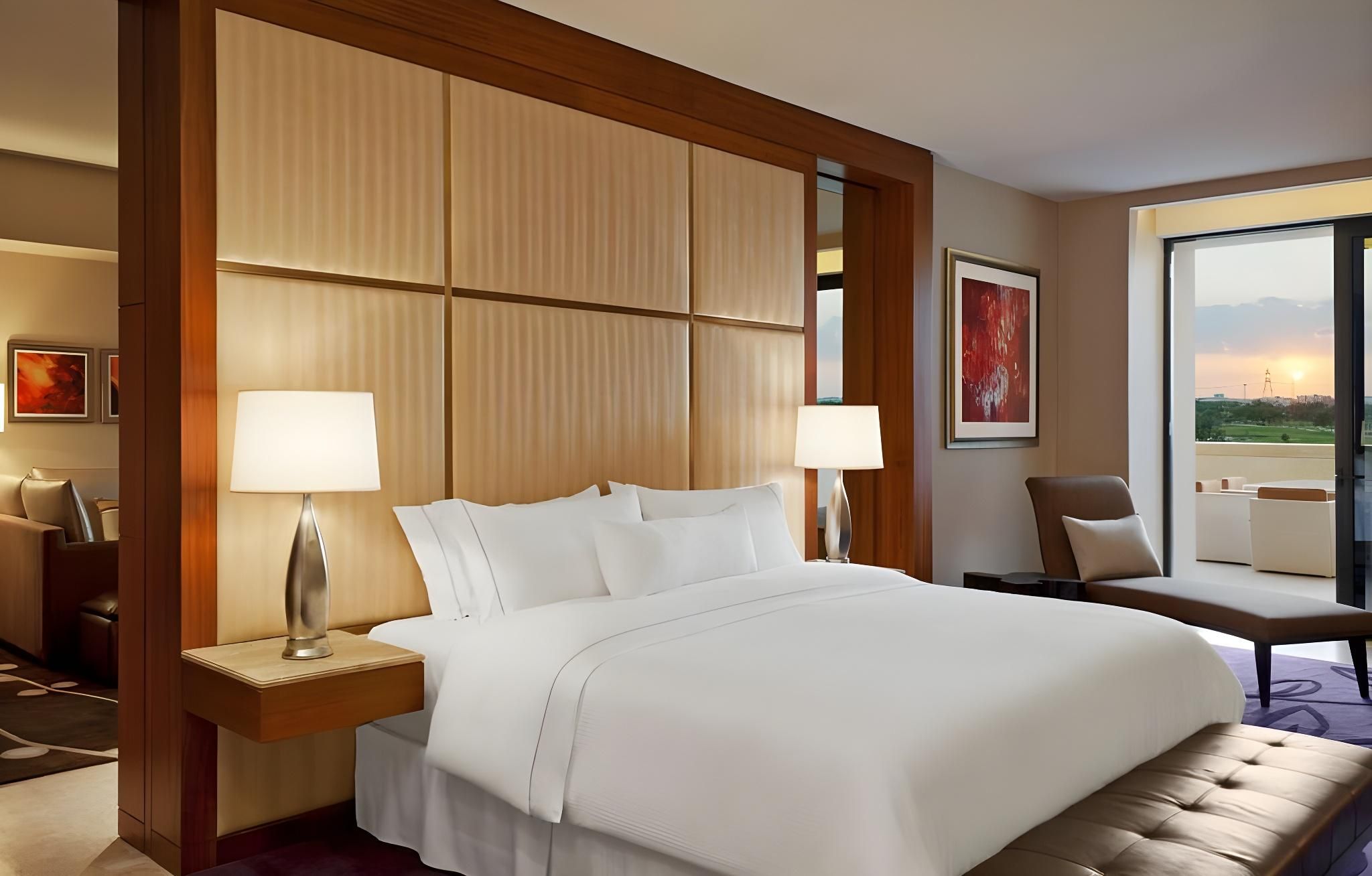 Deluxe, Guest room, 1 King, Golf view, Balcony