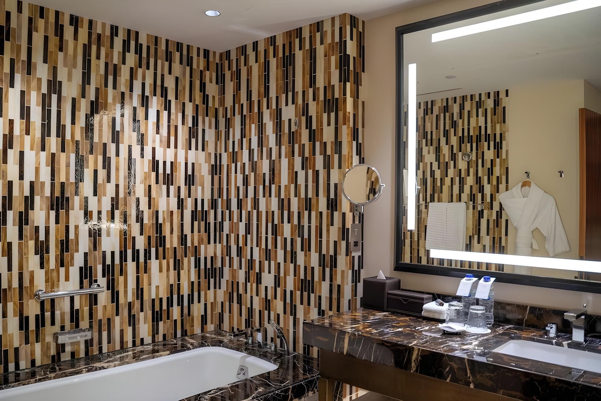 Deluxe, Guest room, 1 King, Golf view, Balcony