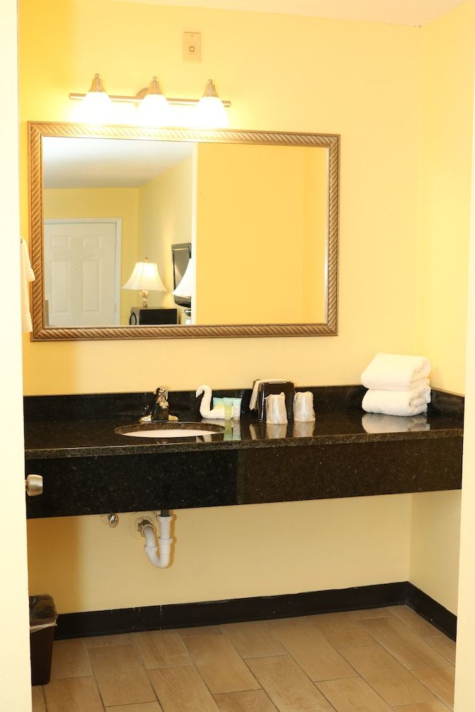 Shining Light Inn & Suites Quadruple Room, 2 Queen Beds, Refrigerator & Microwave 4