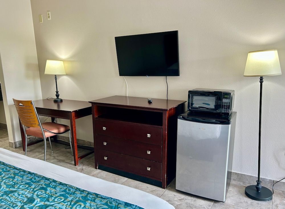 Shining Light Inn & Suites Quadruple Room, 2 Queen Beds, Refrigerator & Microwave 5