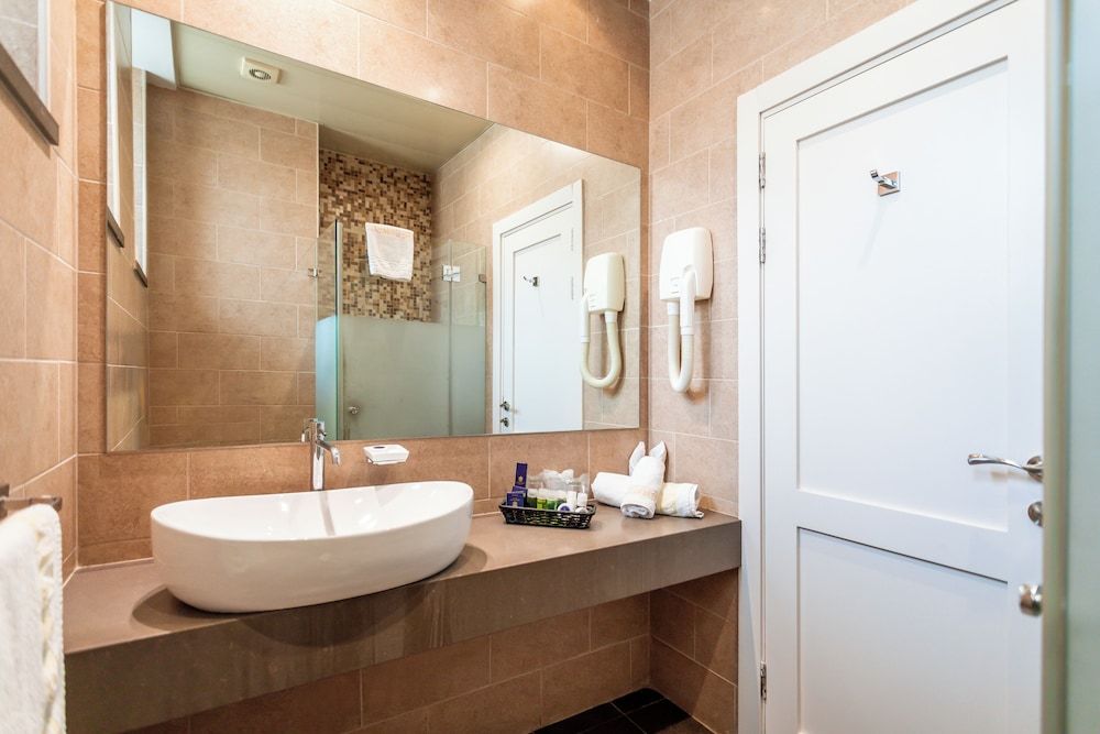 Notre Dame of Jerusalem Center Standard Twin Room, 1 Bedroom, Non Smoking, Courtyard View 4