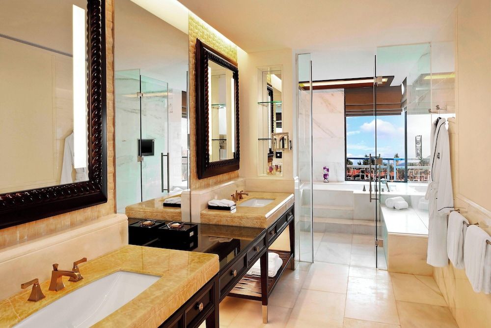 Room, 1 King Bed, Pool Access, Lagoon View