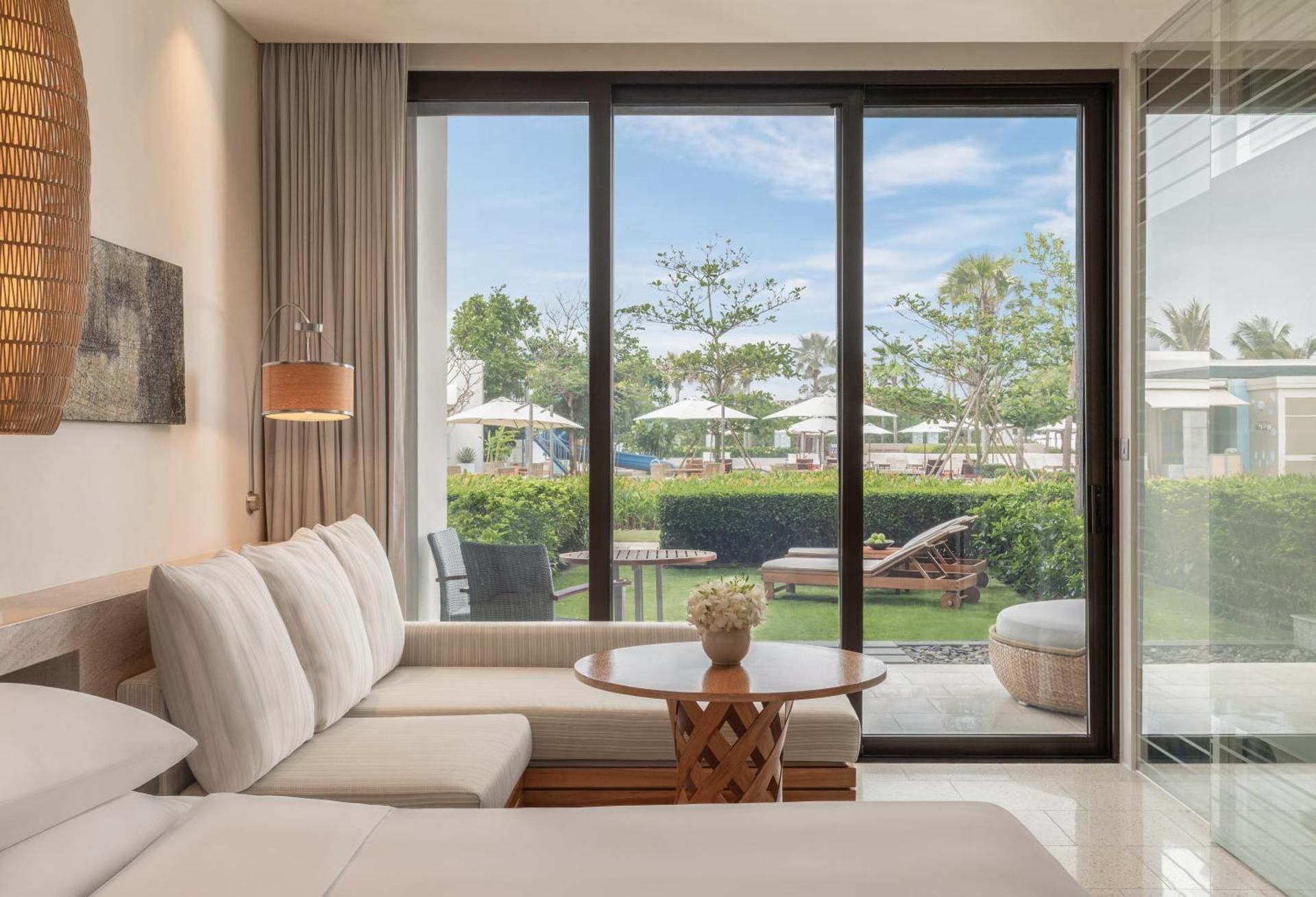 2 Twin Beds With Garden