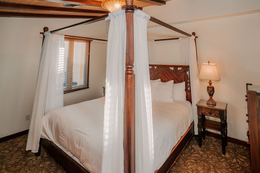 Pantai Inn Deluxe Room, 1 King Bed