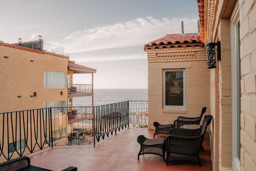 Pantai Inn Deluxe Room, 1 King Bed 4