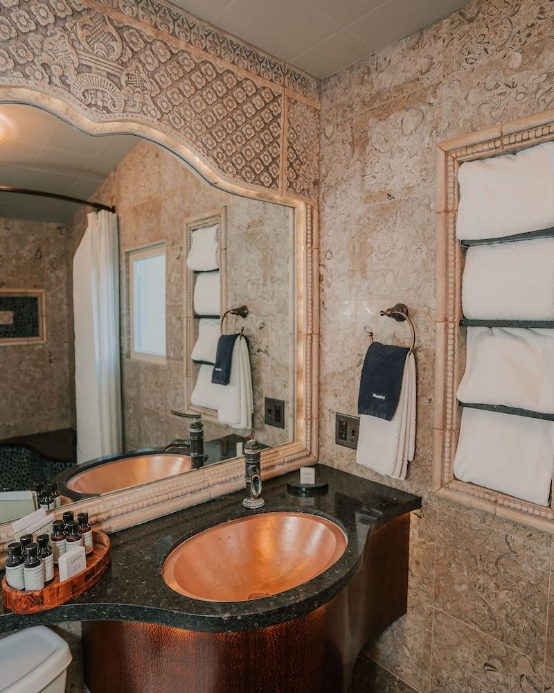 Pantai Inn Deluxe Room, 1 King Bed 6