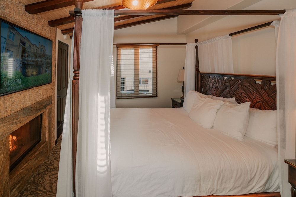 Pantai Inn Deluxe Room, 1 King Bed 2