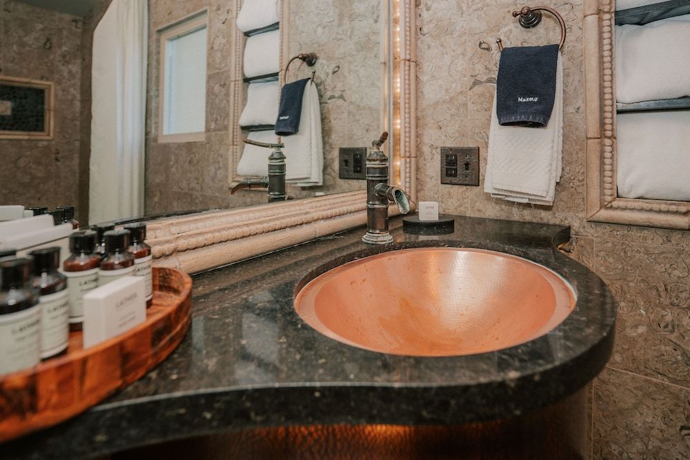 Pantai Inn Deluxe Room, 1 King Bed 7