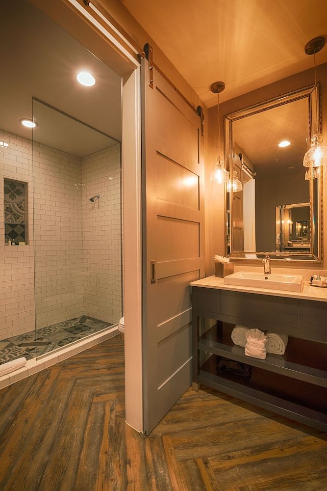 The Tavern Hotel Deluxe Room, 1 King Bed 4