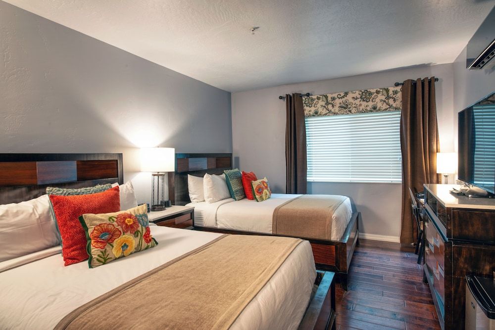 The Tavern Hotel Deluxe Room, 2 Queen Beds