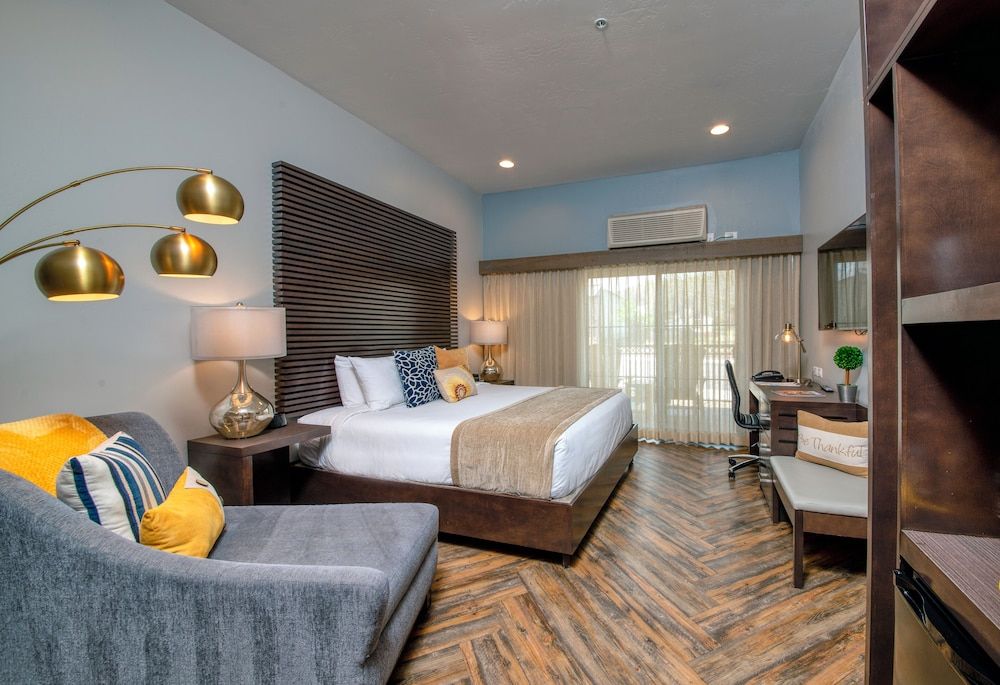 The Tavern Hotel Deluxe Room, 1 King Bed