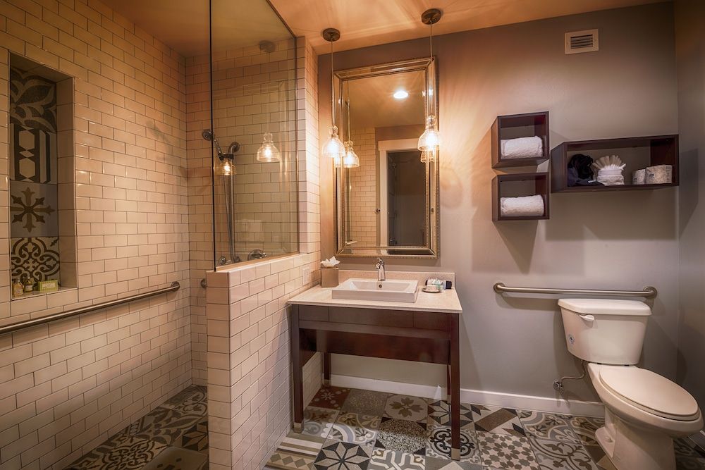 The Tavern Hotel Deluxe Room, 2 Queen Beds 3