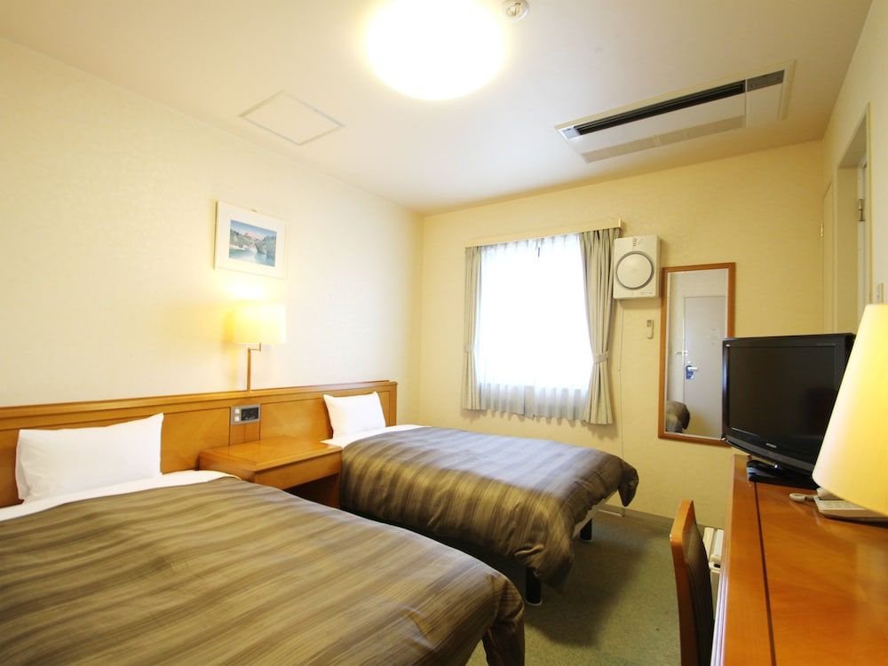 Twin Room, Smoking