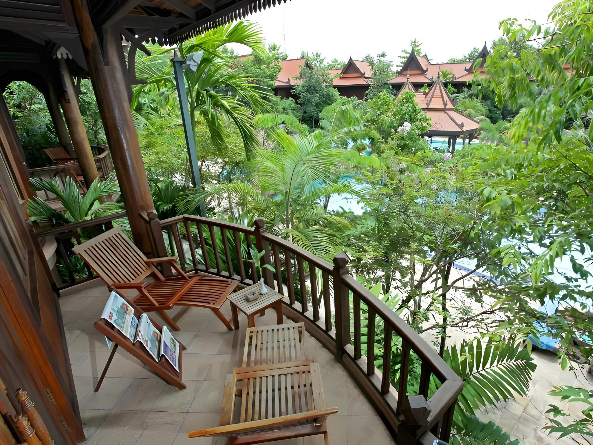 Deluxe Twin Pool View with Balcony