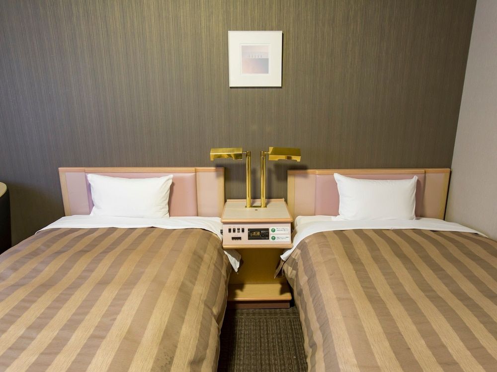 Twin Room, Smoking