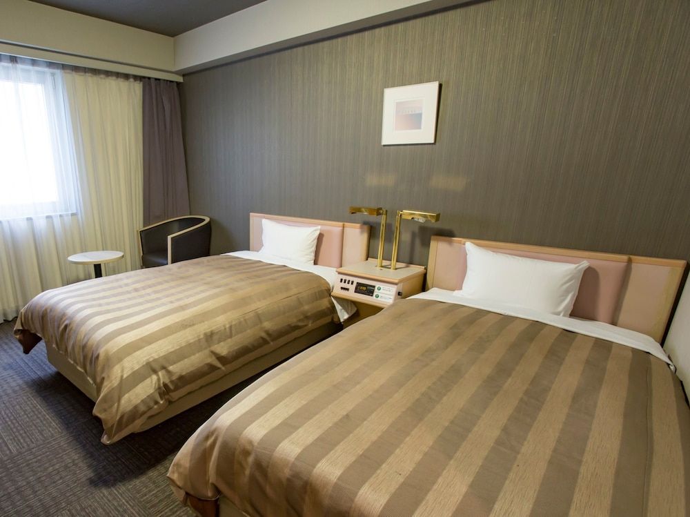 Twin Room, Smoking