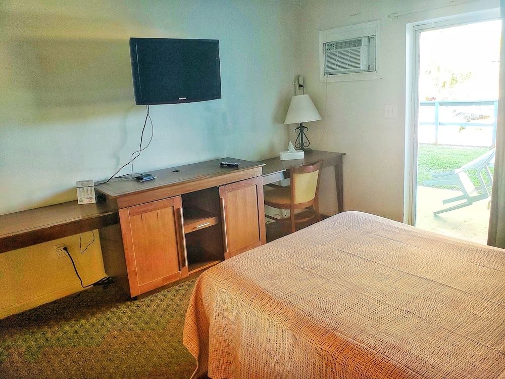 The Port Hotel & Marina Standard Room, 2 Double Beds 5