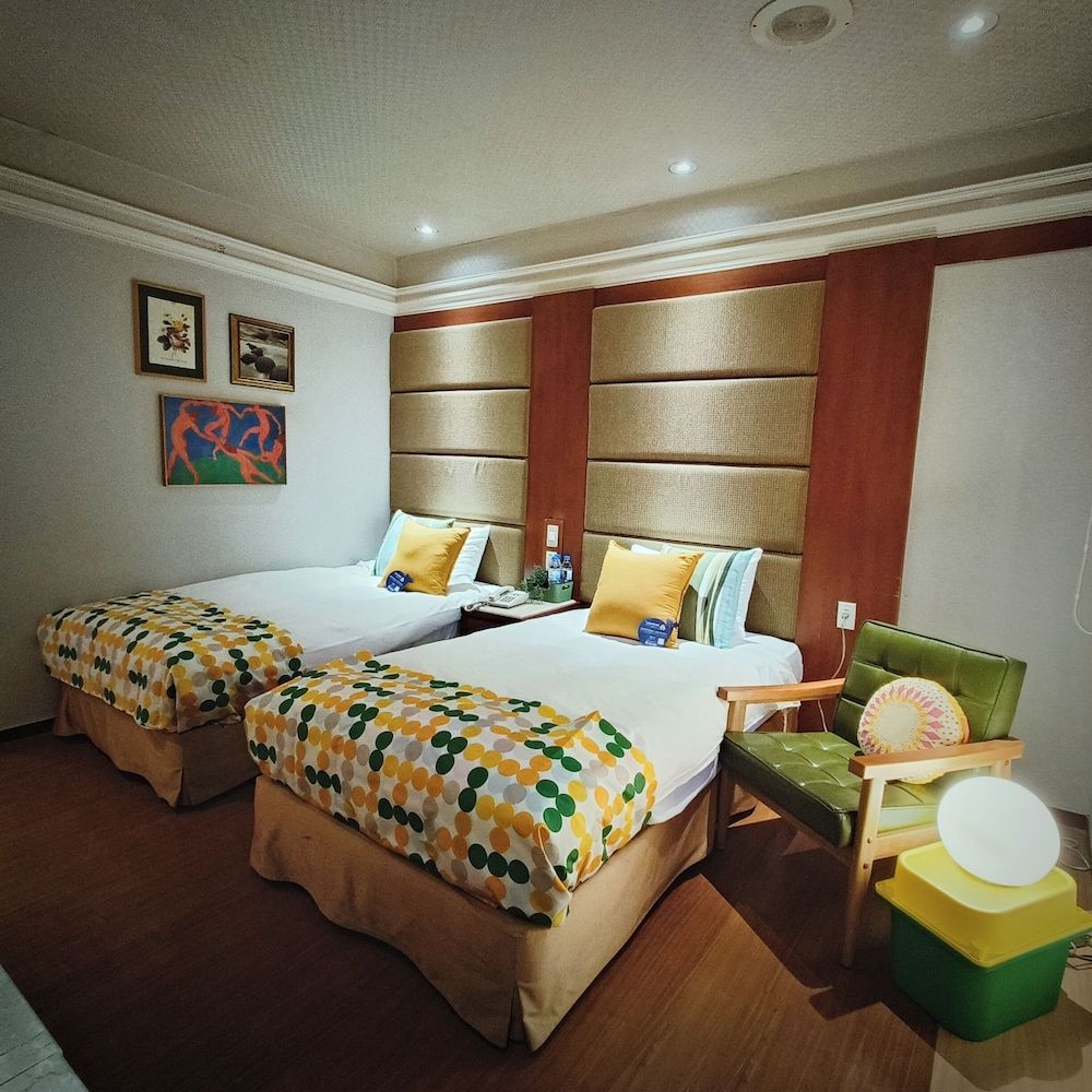 undefined Erin Hotel 4