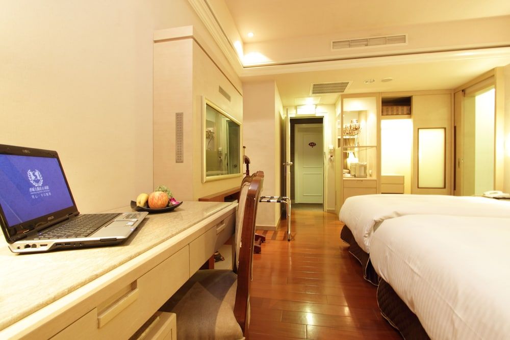 undefined Erin Hotel 10